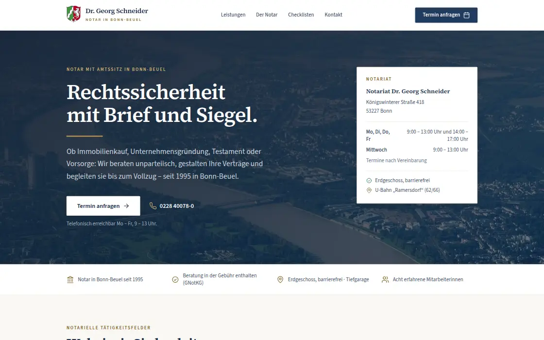 Startseite von Notar Dr. Schneider auf einem großen Bildschirm
